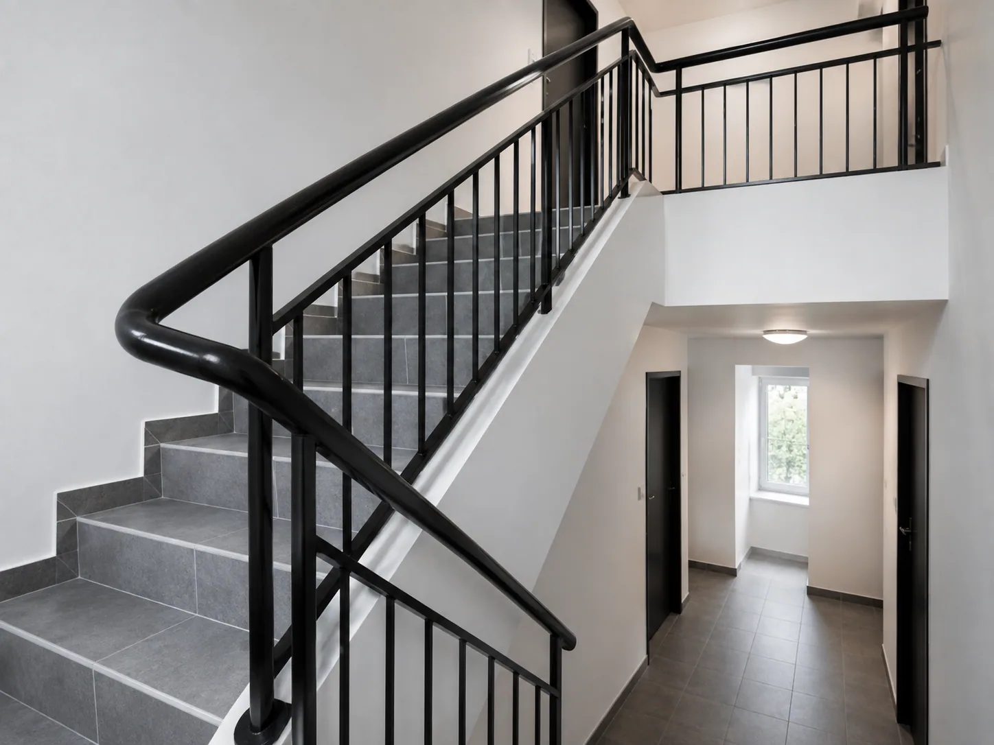 Hall et cage d'escalier d'une copropriété entretenus.